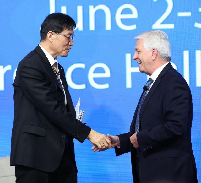 이창용 한국은행 총재와 크리스토퍼 월러 미국 연방준비제도연준·Fed 이사가 2일 서울 중구 한국은행 별관에서 열린 2025 BOK 국제콘퍼런스에서 정책 대담을 마친 뒤 악수하고 있다 연합뉴스