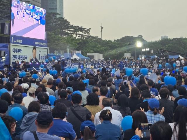 시민들이 2일 서울 영등포구 여의도공원에서 이재명 더불어민주당 대선 후보의 마지막 유세를 기다리고 있다 사진신진영 기자 