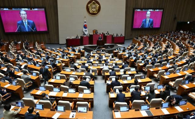 한덕수 전 국무총리가 4월 24일 서울 여의도 국회 본회의장에서 추가경정예산안 시정연설을 하고 있다 사진국회사진기자단