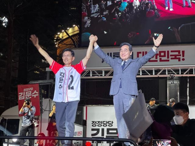 김문수 국민의힘 대선 후보왼쪽부터와 이낙연 전 바른미래당 대표가 2일 서울시청 광장 유세에서 시민들에게 지지를 호소하고 있다 사진구동현 기자