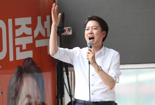 이준석 개혁신당 대선 후보가 2일 경북 경산시 영남대학교 앞에서 시민들에게 지지를 호소하고 있다 사진연합뉴스