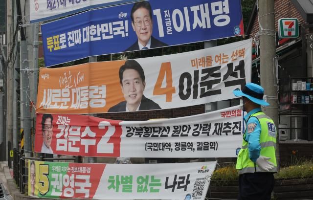제21대 대통령선거를 하루 앞둔 2일 서울 성북구 한 도로에 더불어민주당 이재명 후보 국민의힘 김문수 후보 개혁신당 이준석 후보 민주노동당 권영국 대선후보 현수막이 걸려 있다 사진연합뉴스