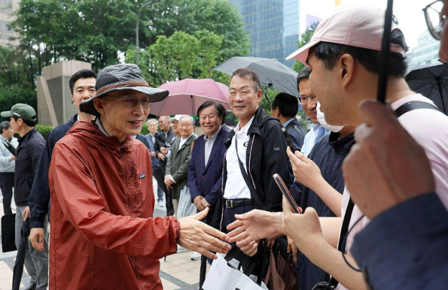 이명박 전 대통령이 청계천 복원 20주년을 맞아 2일 서울 종로구 청계천을 산책하며 시민들과 인사하고 있다 사진연합뉴스