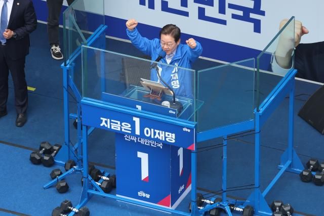 이재명 더불어민주당 대선 후보가 선거를 하루 앞둔 2일 경기 광명시 철산로데오광장에서 열린 유세에서 시민들에게 지지를 호소하고 있다 사진연합뉴스