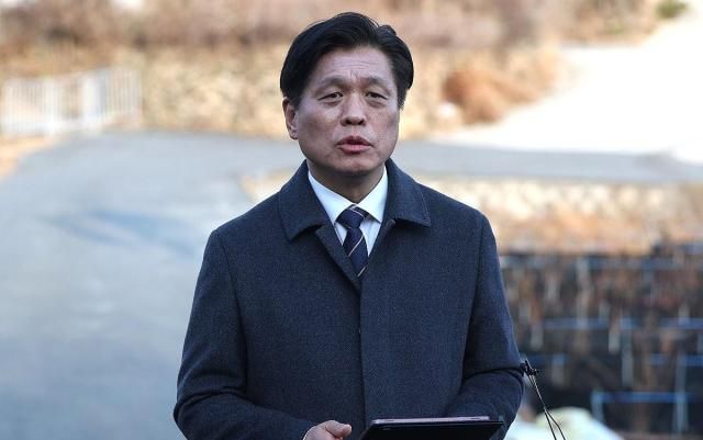 조승래 더불어민주당 수석대변인이 지난 1월 30일 오후 경남 양산시 하북면 평산마을에서 이재명 대표의 문재인 전 대통령 예방 결과를 브리핑하고 있다 사진연합뉴스