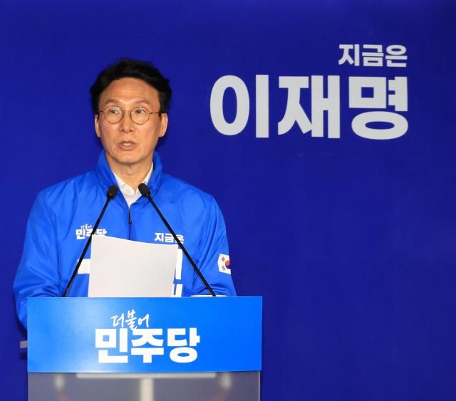 김민석 더불어민주당 상임공동선대위원장이 지난 15일 서울 여의도 중앙당사에서 기자간담회를 하고 있다 사진연합뉴스