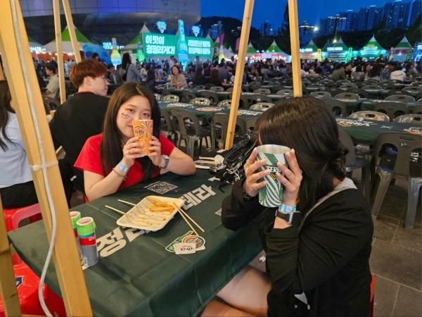 경북대 재학 중인 정준서왼쪽 박신희씨가 마시고 있던 켈리와 테라를 들어보이고 있다 사진홍승완 기자