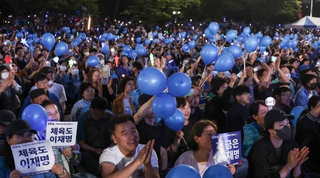 대선을 하루 앞둔 2일 더불어민주당 이재명 대선 후보의 마지막 유세가 열린 서울 여의도공원 문화의마당을 가득 메운 시민들이 응원봉을 흔들며 이 후보의 입장을 보며 환호하고 있다 사진연합뉴스