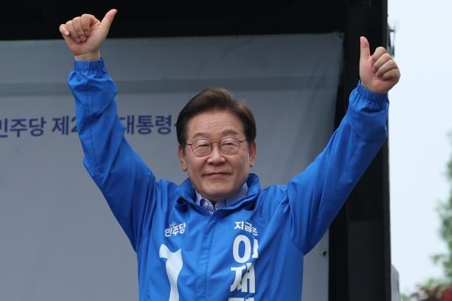 더불어민주당 이재명 대선 후보가 선거를 하루 앞둔 2일 경기도 스타필드 하남점 광장에서 시민들에게 인사하고 있다사진연합뉴스