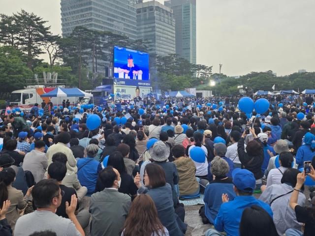 시민들이 2일 서울 여의도 공원에서 열린 이재명 더불어민주당 대선 후보의 피날레 유세에 참석하고 있다 사진신진영 기자