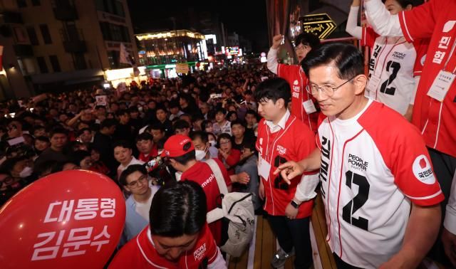 김문수 국민의힘 대선 후보가 2일 서울 마포구 홍익대학교 일대에서 시민들에게 인사를 하고 있다 사진연합뉴스