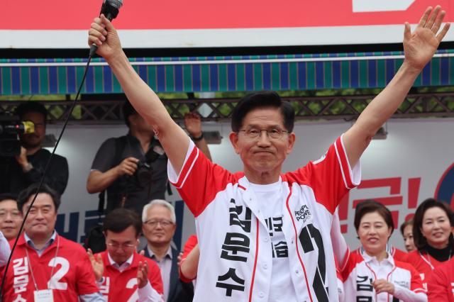 김문수 국민의힘 대선 후보가 제21대 대통령선거 선거일을 하루 앞둔 2일 부산역에서 시민들에게 지지를 호소하고 있다 202562 사진연합뉴스