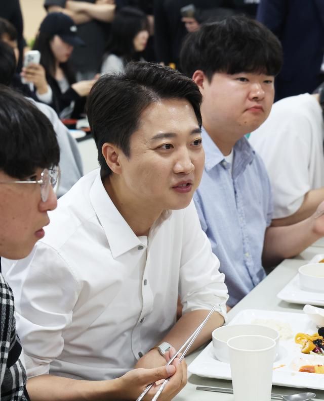 이준석 개혁신당 대선 후보가 2일 경기도 시흥시 정왕동 한국공학대학교에서 열린 학식먹자 이준석 행사에서 학생들과 학식을 먹으며 대화하고 있다 사진연합뉴스