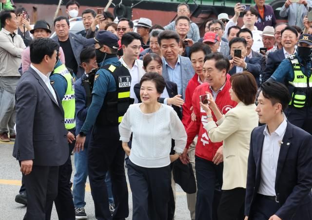 박근혜 전 대통령이 2일 울산공업센터 기공식 기념관이 있는 장생포문화창고 앞에 도착해 이동하고 있다 사진연합뉴스