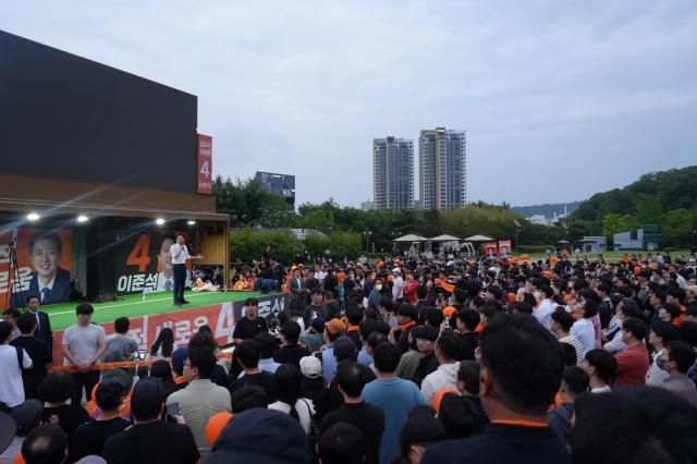 이준석 개혁신당 후보가 2일 대구 수성못 앞에서 파이널 유세를 하고 있다 사진개혁신당