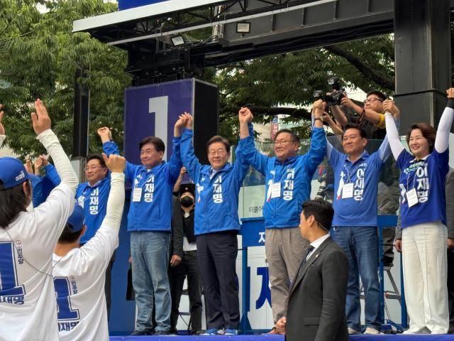 이재명 더불어민주당 대선 후보가 2일 오후 성남 야탑역 광장을 찾아 유세를 진행했다사진송승현 기자