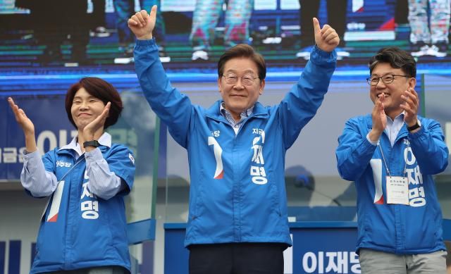 더불어민주당 이재명 대선 후보가 선거를 하루 앞둔 2일 서울 강서구 서울식물원 마곡나루광장에서 열린 유세에서 두손을 들어보이며 승리를 다짐하고 있다사진연합뉴스
