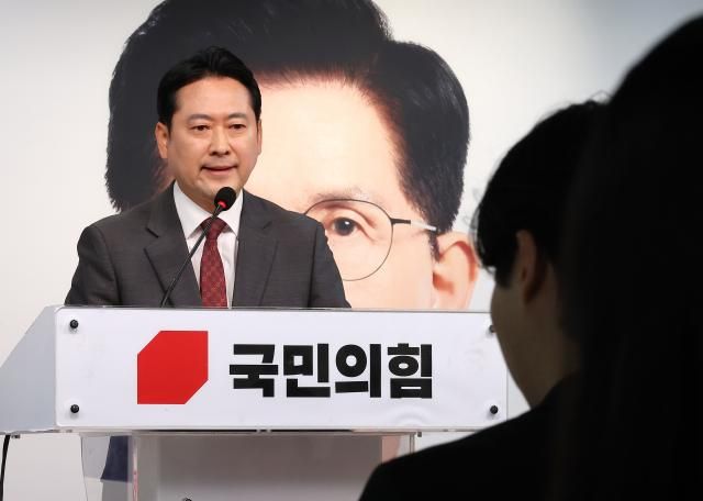 장동혁 국민의힘 선대위 상황실장이 1일 서울 여의도 중앙당사에서 긴급 현안 기자회견을 열고 민주당의 '댓글 공작' 의혹 등 제기와 관련해 반박하고 있다. [사진=연합뉴스]