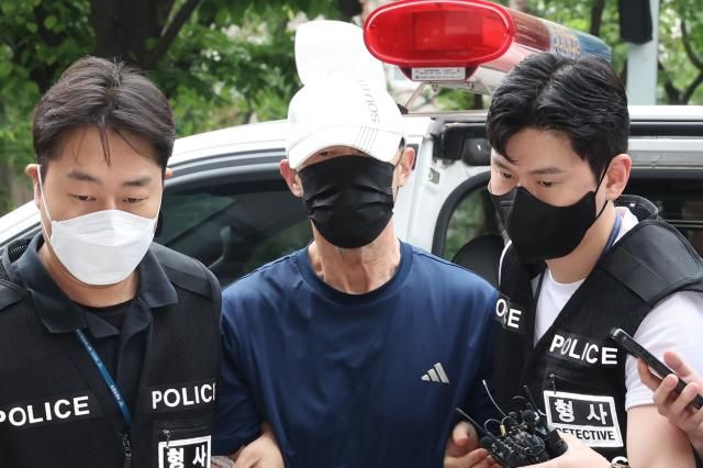 서울 지하철 5호선 열차 안에 불을 지른 60대 남성이 2일 영장실질심사를 위해 서울남부지법에 출석하고 있다 사진연합뉴스 