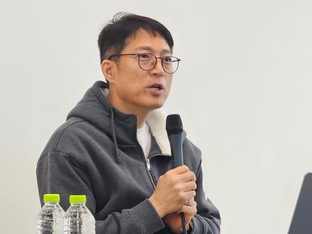 김석환 위믹스재단 대표가 지난 3일 경기도 판교 테크원타워에서 열린 ‘위믹스 거래지원 종료’에 대한 긴급 기자 간담회에 참석해 향후 대응 계획을 설명하고 있다사진선재관 기자