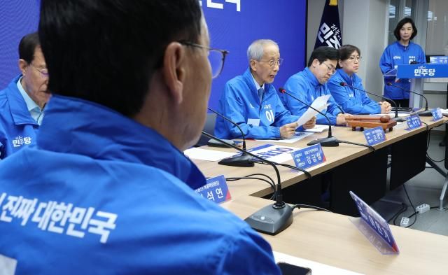 더불어민주당 윤여준 상임총괄선거대책위원장가운데이 2일 서울 여의도 중앙당사에서 열린 중앙선거대책위원회의에서 발언하고 있다 사진연합뉴스