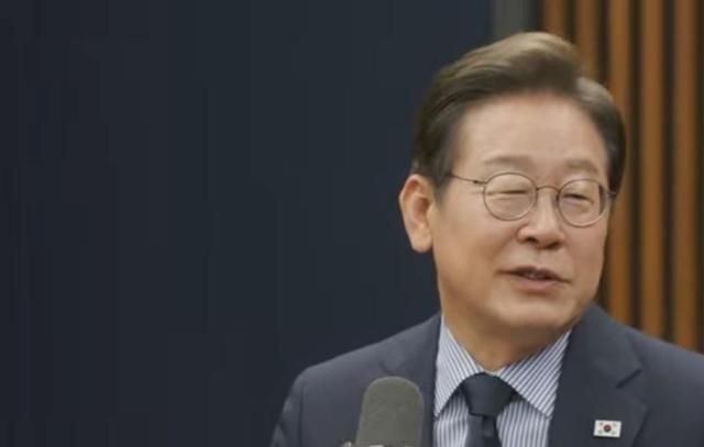 이재명 더불어민주당 대선 후보가 2일 유튜브 방송 김어준 겸손은 힘들다 뉴스공장 출연해 인터뷰하고 있다 사진유튜브 캡쳐