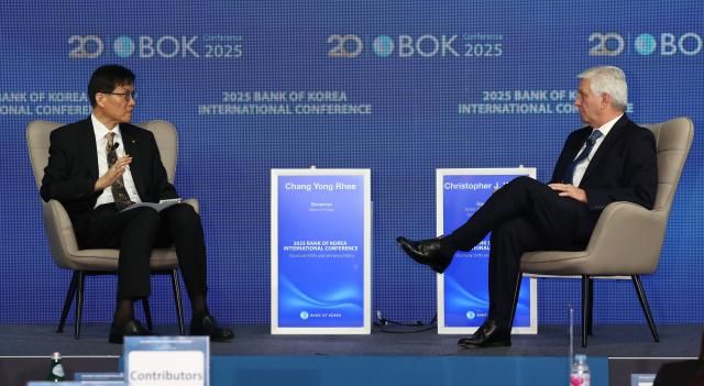 이창용 한국은행 총재와 크리스토퍼 월러 미국 연방준비제도연준·Fed 이사가 2일 서울 중구 한국은행 별관에서 열린 2025 BOK 국제콘퍼런스에서 미국 경제 전망을 포함한 다양한 통화정책 이슈를 주제로 대담하고 있다 연합뉴스