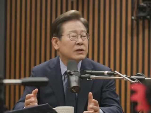 이재명 더불어민주당 대선 후보가 2일 유튜브 방송 김어준의 겸손은 힘들다 뉴스공장에 출연해 말하고 있다 사진유튜브 캡쳐