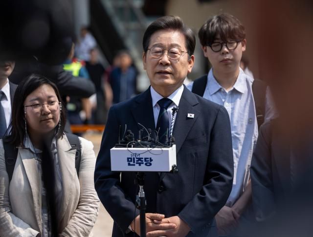 이재명 더불어민주당 대선후보가 21대 대통령선거 사전투표 첫날인 지난달 29일 서울 서대문구 신촌동 주민센터에서 투표를 마친 뒤 취재진과 인터뷰에서 질문에 답하고 있다 사진연합뉴스