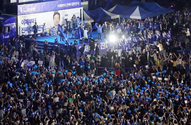 이재명 더불어민주당 대선 후보가 선거를 하루 앞둔 2일 서울 여의도공원에서 열린 마지막 유세를 시작하며 응원봉을 들고서 유세장을 가득 메운 시민들에게 인사하고 있다 사진연합뉴스