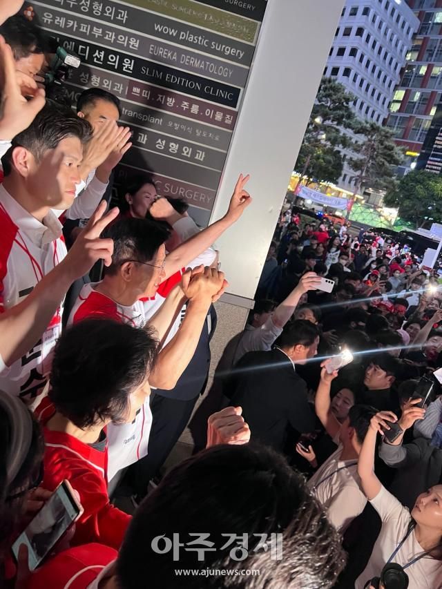 김문수 국민의힘 대선 후보가 2일 오후 11시께 서울 강남구 강남역 앞에 도착해 자정까지 지지자들과 셀카 사진을 찍었다 사진원은미 기자