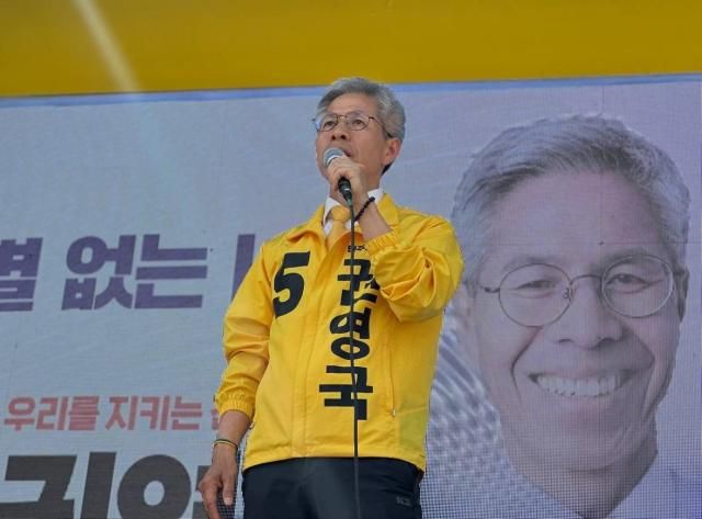 권영국 민주노동당 대통령 선거 후보가 지난 21일간의 대선 일정은 끝까지 진보정당을 믿어주신 시민들의 투표로 만든 드라마다며 유일한 진보정당의 후보인 권영국에게 투표해 달라고 2일 밝혔다 사진민주노동당 제공