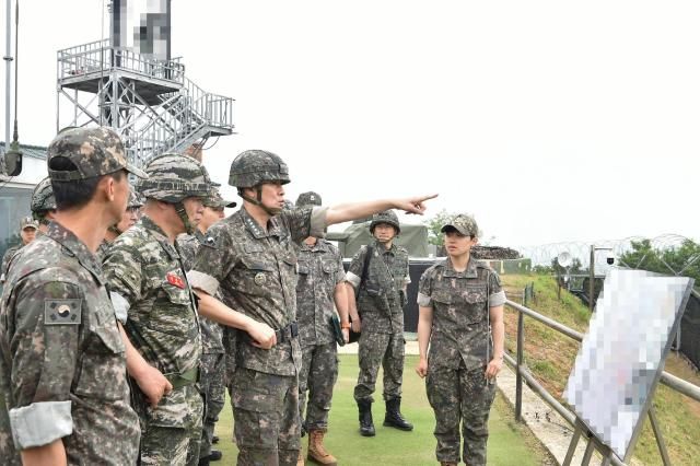 김명수 합참의장이 2일 1방공여단 방공진지에서 작전지도를 하고 있다 사진합동참모본부