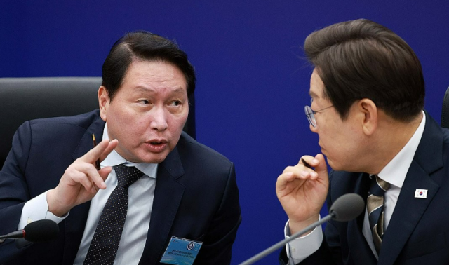 이재명 대통령이 20일 울산전시컨벤션센터에서 이재명 대통령 주재로 열린 인공지능AI 글로벌 협력 기업 간담회에서 최태원 SK그룹 회장과 대화하고 있다 사진연합뉴스