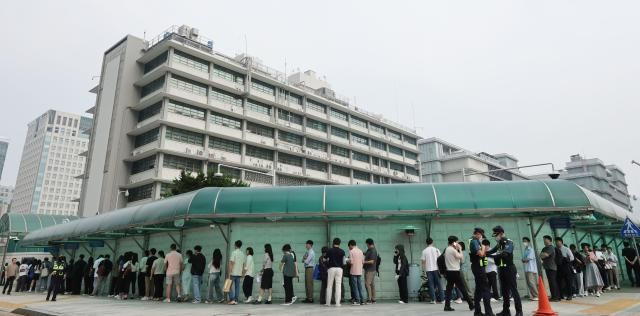 지난 5월 28일 서울 종로구 주한 미국대사관 앞에서 미국 비자를 발급받으려는 사람들이 줄을 서 있는 모습 사진연합뉴스 