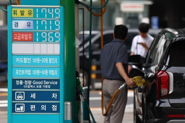 이스라엘과 이란의 군사적 긴장이 고조되며 에너지 수급 우려가 커지고 있는 16일 서울 시내 한 주유소에 표시된 유가 정보 사진연합뉴스