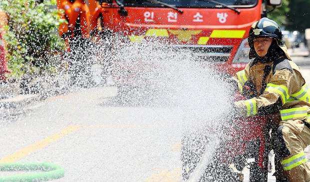 지난 18일 인천 부평구 부평소방서에서 소방관들이 장마철을 앞두고 침수 사고에 대비해 동력펌프 등 장비를 점검하고 있다 사진연합뉴스