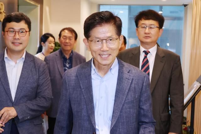 김문수 전 국민의힘 대선 후보가 20일 대선 후 캠프 관계자들과 오찬을 하기 위해 서울 여의도의 한 식당으로 들어가고 있다 사진연합뉴스