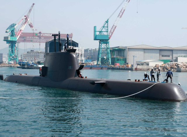 214급 디젤잠수함 윤봉길함이 창정비 시운전을 마치고 입항 중인 모습 사진HD현대