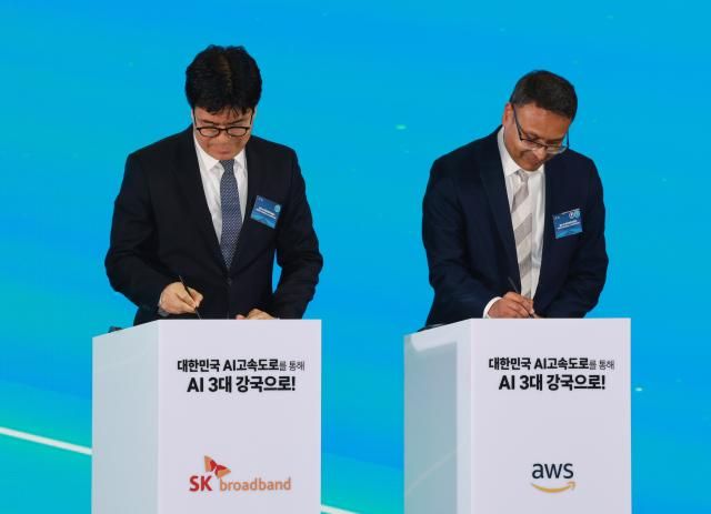 박진효 SK브로드밴드 사장과 아마존웹서비스AWS 프라사드 칼야나라만 인프라 총괄 대표가 20일 울산전시컨벤션센터에서 열린 울산 인공지능AI 데이터 센터 출범식에서 울산 AI데이터센터 건립 계약 서명식을 갖고 있다 사진연합뉴스