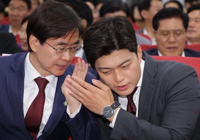 김용태 국민의힘 비상대책위원장오른쪽과 조경태 의원왼쪽이 지난19일 서울 여의도 국회 의원회관에서 열린 체코 원전수주의 의미와 우리 원전 산업계의 나아갈 방향을 주제로 한 토론회에 참석해 대화를 나누고 있다 사진연합뉴스