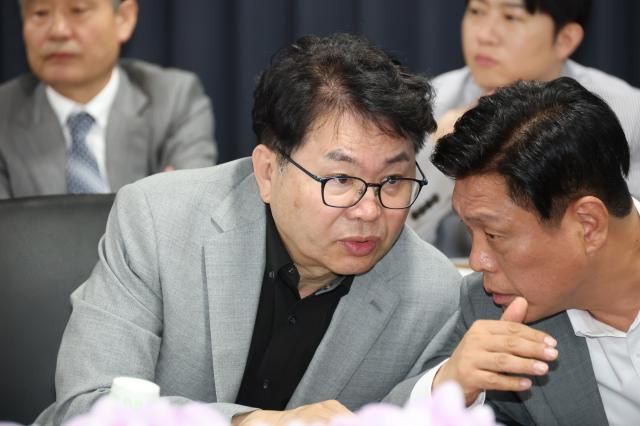 이한주 국정기획위원회 위원장이 20일 서울 종로구 국정기획위원회에서 열린 정치행정분과 검찰청 업무보고에서 조승래 대변인과 대화하고 있다 사진연합뉴스