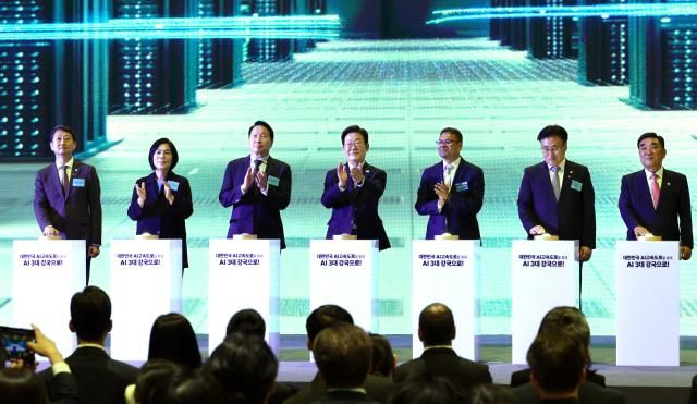 이재명 대통령이 20일 울산전시컨벤션센터에서 열린 울산 인공지능AI 데이터 센터 출범식에서 참석자들과 함께 기념 세리머니에 참여하고 있다왼쪽부터 안덕근 산업통상자원부 장관 최민희 국회 과학기술정보방송통신위원장 최태원 SK그룹 회장 이 대통령 아마존웹서비스AWS 프라사드 칼야나라만 인프라 총괄 대표 유상임 과학기술정보통신부 장관 김두겸 울산광역시장사진연합뉴스