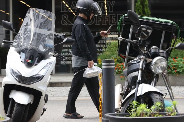 서울 강남구에서 배달하는 라이더 모습 사진연합뉴스