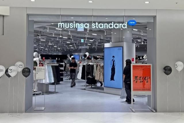 경기 시흥시 시흥 프리미엄 아울렛의 무신사 스탠다드 사진신세계사이먼