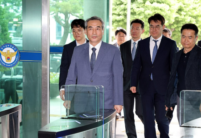 윤석열 전 대통령 부인 김건희 여사 관련 의혹을 수사하는 민중기 특별검사와 특검보들 사진연합뉴스