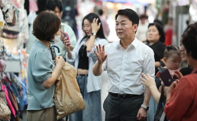 국민의힘 안철수 의원이 지난 18일 대구 중구 서문시장을 찾아 시민과 대화하고 있다 사진연합뉴스