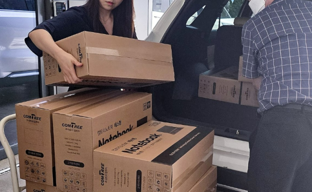 지난 18일 서울 서초동 김건희 특검 임시 사무실 빌딩에서 특검 관계자들이 노트북들을 옮기고 있다 사진연합뉴스