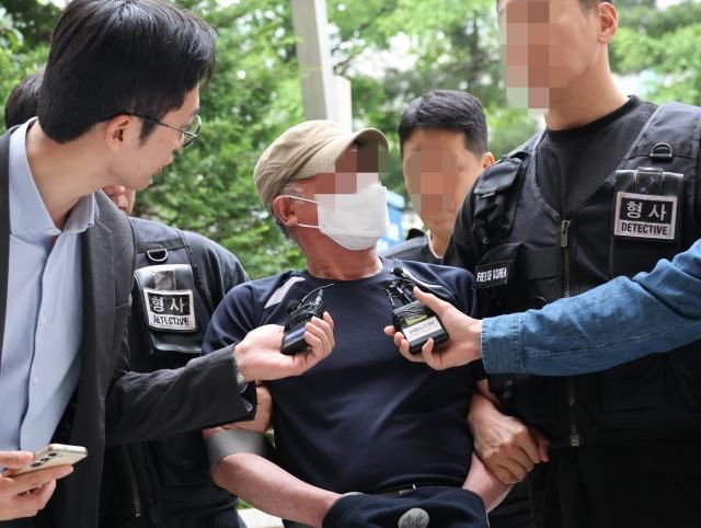 법원의 접근금지 명령이 종료된 지 일주일 만에 아내를 찾아가 흉기로 살해한 60대 남성이 21일 오후 구속심사를 받기 위해 법원에 출석하고 있다 사진연합뉴스