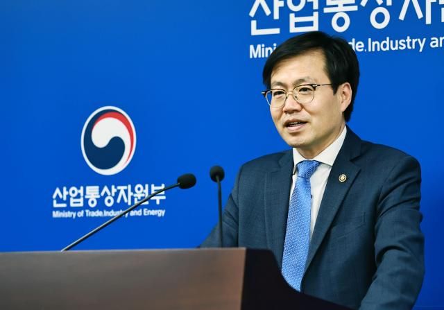 여한구 산업통상자원부 통상교섭본부장이 12일 정부세종청사 산업통상자원부 기자실에서 기자들과 대화를 나누고 있다 사진산업통상자원부 